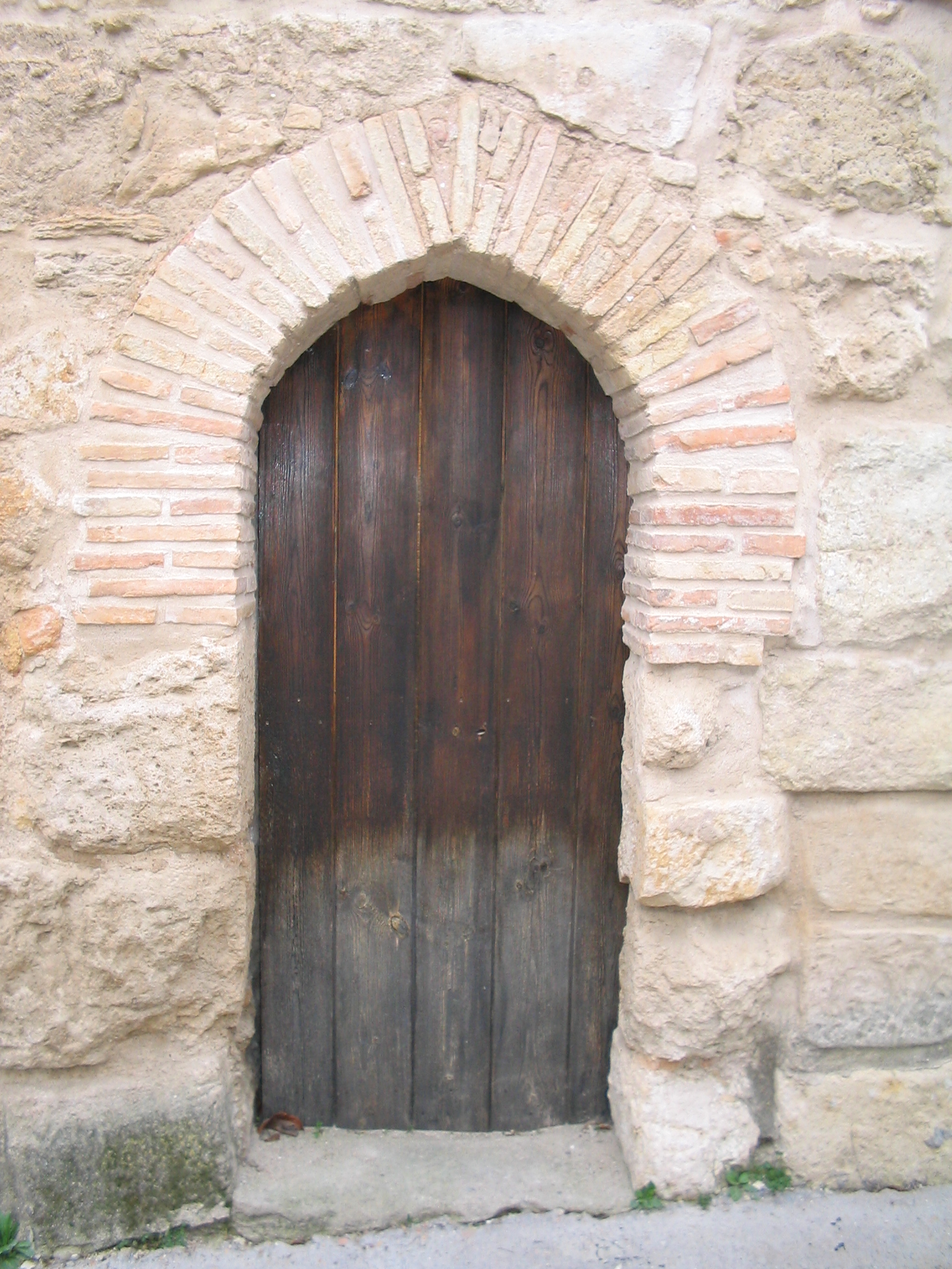 Puerta de acceso de hombres. Foto cedida por Luis Miguel Arenas