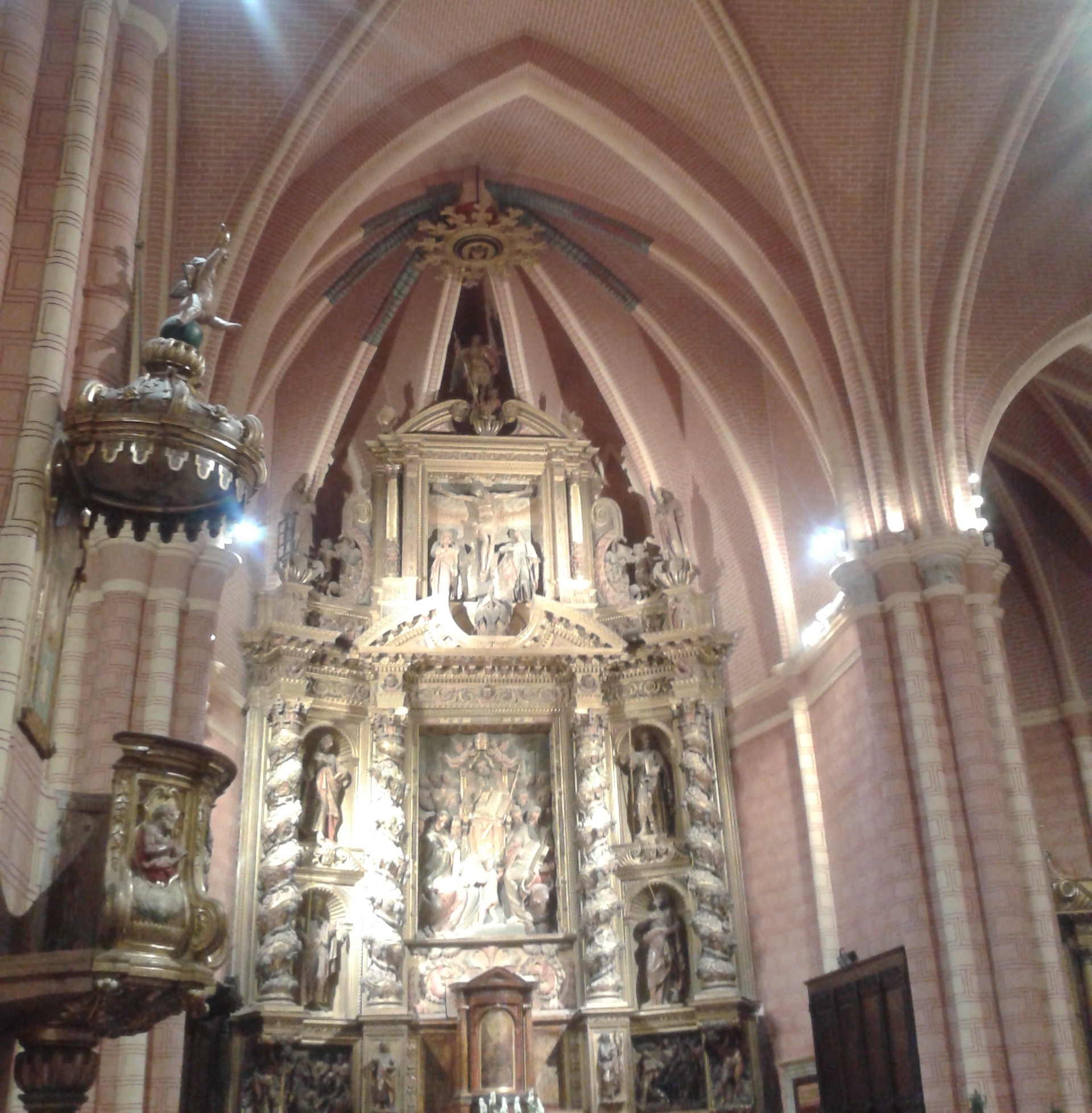Interior de la iglesia de San Pedro de los Francos